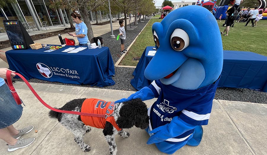 Howey making furry friends at lone star festival